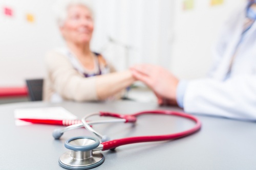 женщина проходит лечение в пансионате для слабовидящих